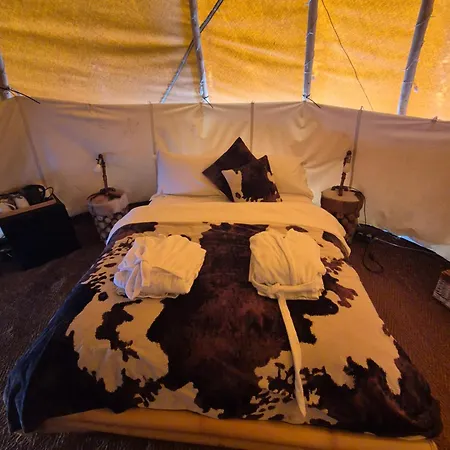 אכסניה Burtree Country House, Tipi's, Treehouse & & House With Hot Tubs In A Private Garden
