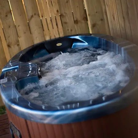 Burtree Country House, Tipi's, Treehouse & & House With Hot Tubs In A Private Garden