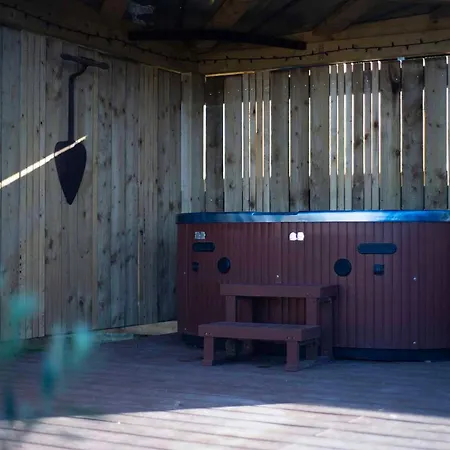 Burtree Country House, Tipi's, Treehouse & & House With Hot Tubs In A Private Garden Lodge