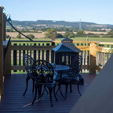 Burtree Country House, Tipi's, Treehouse & & House With Hot Tubs In A Private Garden Thirsk