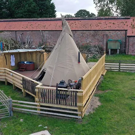 Burtree Country House, Tipi's, Treehouse & & House With Hot Tubs In A Private Garden Lodge