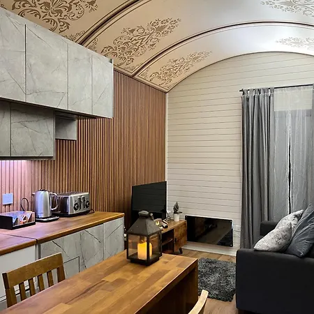 Burtree Country House, Tipi's, Treehouse & & House With Hot Tubs In A Private Garden Thirsk