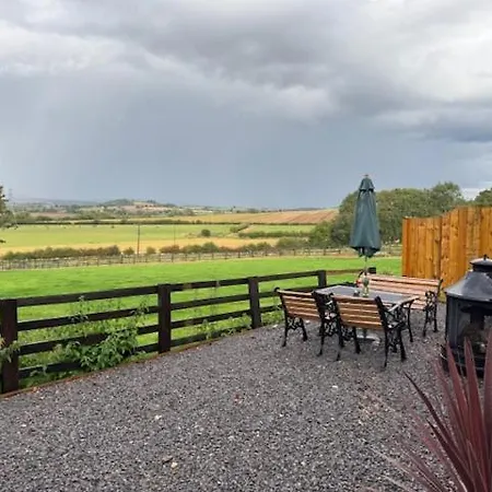 Burtree Country House, Tipi's, Treehouse & & House With Hot Tubs In A Private Garden