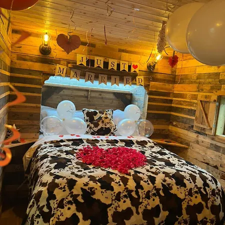 Burtree Country House, Tipi's, Treehouse & & House With Hot Tubs In A Private Garden * Thirsk